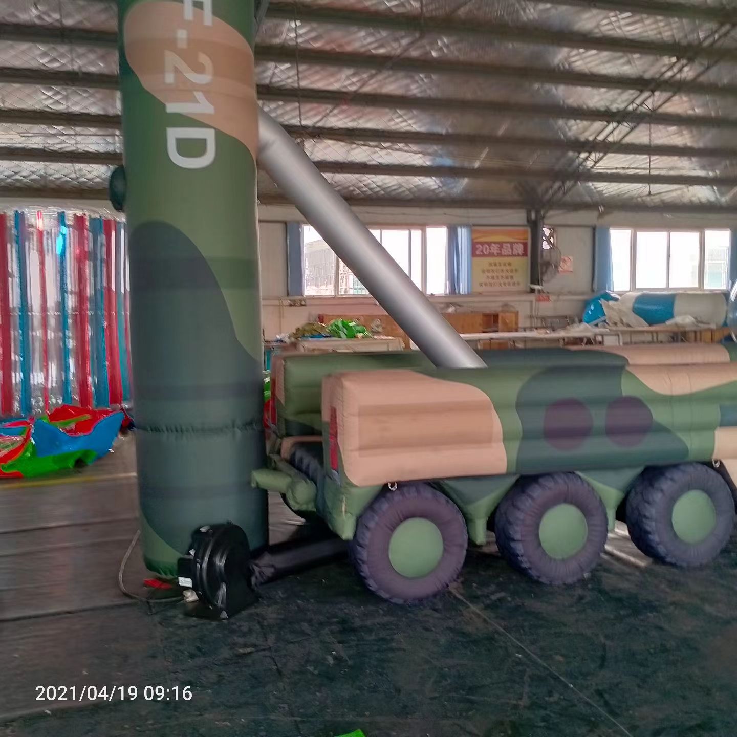 忻城军事演习中的充气目标车辆：模拟发射车雷达车坦克飞机